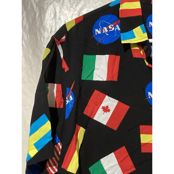 CHEMISTRY NASA Country Flags All Over Print Button Up Shirt sz Medium - Picture 4 of 8